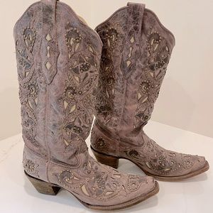 Beautiful gently worn Corral women’s boots, 9.5”.